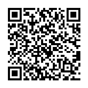 想对着这位小哥身后的两个穿着窃案制服的年轻人传情达意二维码生成