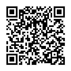 想象一个女人坐在如此漂亮梳妆台前由金色凤凰伺候的情形二维码生成