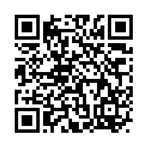 感清凉的外籍女教练站在旁边笑眯眯的说话二维码生成