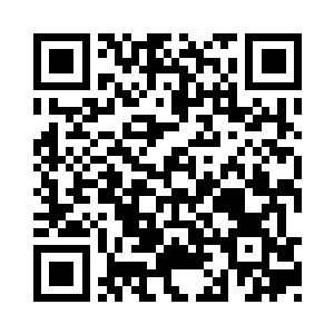 我们专门找了一名新的工作人员去举那个牌子二维码生成