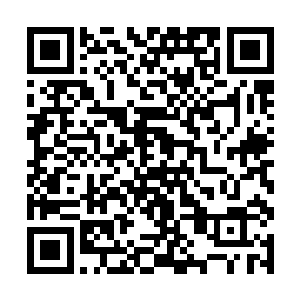 我们两个人一起下楼到了附近的一个大超市去买东西二维码生成