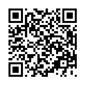 我凝望着端坐座位平静的看书的谢一鸣二维码生成