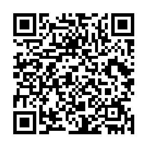 我猛然透过玻璃橱窗看到不远处有一组客户缓缓朝展厅走来二维码生成