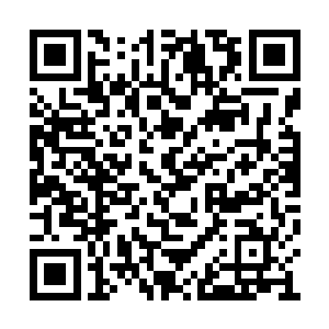 我盯着苦苦哀求的村长老婆坐在凳子上没有动弹二维码生成