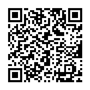 我趁施江浩不注意悄悄的把针孔摄像机安放到了施江浩的包上二维码生成