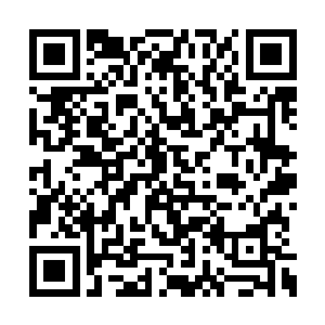 或是脸上大块淤青――看到凯莉的眼神转向他们二维码生成