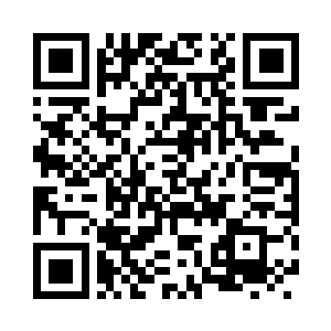 戴恩恩低着头双手在笔记本电脑快速敲击二维码生成