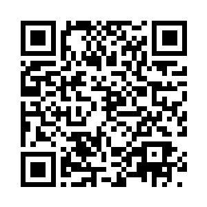戴着的平光眼镜以及手里拿着的书本二维码生成