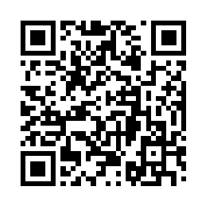 戴着血红色手套的人站在黑暗的房间中二维码生成