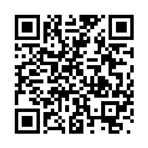 房前的花园栅栏边趴着懒洋洋的狗二维码生成