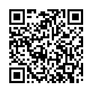 房间里宽大柔软的席梦思上铺着大红的床单二维码生成