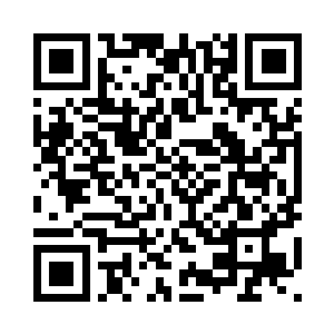 房间里还有一个衣服被撕破的舞女二维码生成