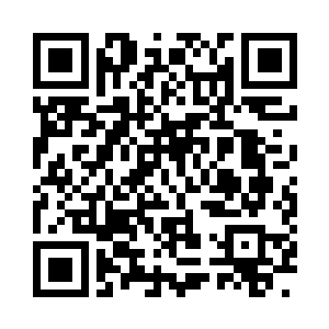 手上的梳子温柔的打理着那一头温顺的头发二维码生成