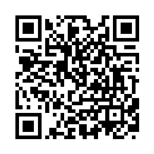 手中挥动着一把别致的镶金边的玉牙扇二维码生成