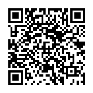 手中的水果刀更是在男子的腰间和三角中心地带滑动着二维码生成