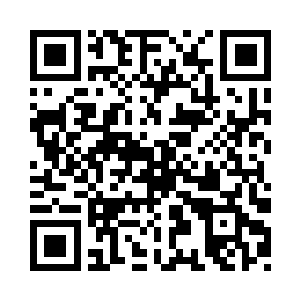 手中的洒水壶洒出了一片并不均匀的水二维码生成