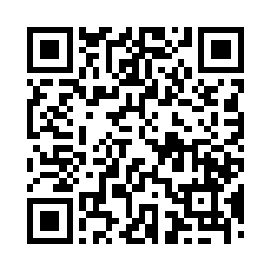 手指在带着闪闪奔驰标的方向盘边缘敲两下二维码生成