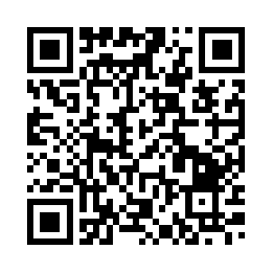 手指尖在葡萄般的红晕上画着圈圈二维码生成