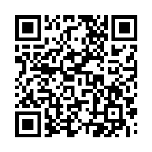 手指飞快的握在那枚生锈的铁锁之上二维码生成