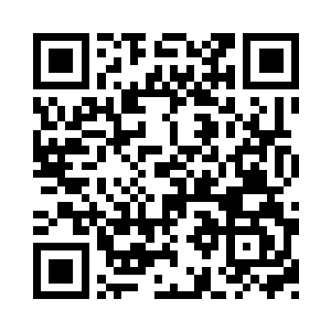 手掌恰好压在一把掉落在地上的剪刀上二维码生成