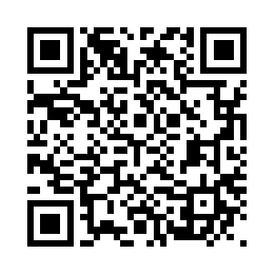 手腕上还有一个成色极好的翡翠手镯二维码生成