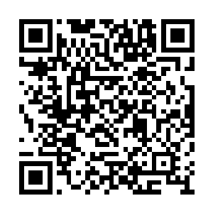 手里拿着电话不停拨打一脸不耐烦的模样就好笑二维码生成