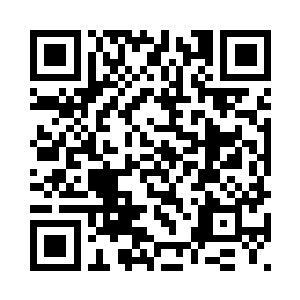 手里握着一把薄若蝉翼的透明长剑二维码生成