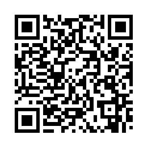 手里玩耍着那把威力巨大的激光枪二维码生成