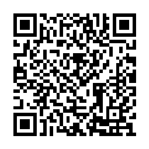 才发现是一个穿着护士装的女人站在自己病床前二维码生成