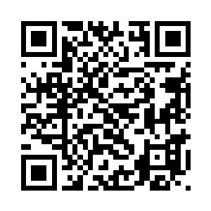 扒着用金属管道搭建起来的篱笆墙二维码生成