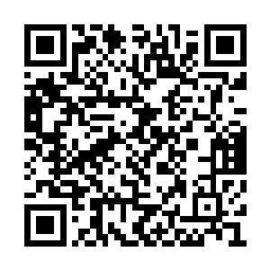 打从前头的人群里又急巴巴冲出来小厮打扮的人二维码生成