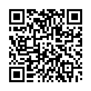 打着手势示意白小鹿和他一起爬上沙丘去看二维码生成