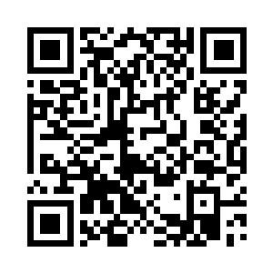 托盘垫着的绒布上放着一只黄澄澄的大桃子二维码生成