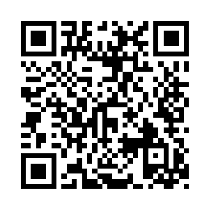 把门锁死并用脸盆和凳子设置了一个简易的二维码生成