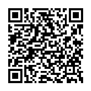 抓扯苏凡的两名女子想要上前再一次拉开田晓静二维码生成