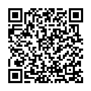 披散着一头银色头发的十二翼天使凌空缓步度进二维码生成