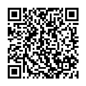 抬头却见男人泛红的双眼一直死死地注视着她的胸前二维码生成