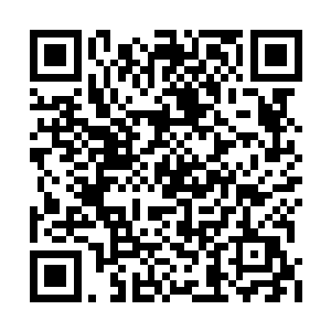 抬头看着台上的女子脸上一闪而过的黯然和悲伤二维码生成