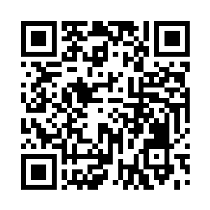 抬手拂去刚刚飘落在他头顶的两片金色花瓣二维码生成