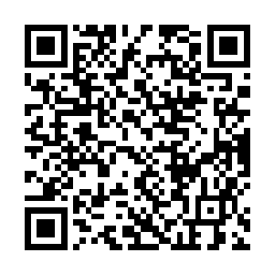 抬手拍向脸的把另外两个冲来的瘦弱青年给猛地推跌开二维码生成