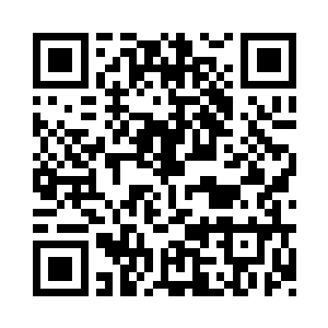 抱着双臂满意的望着甲板上的大肥鱼二维码生成