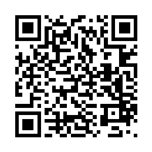 抱着巨大的箱子去乘坐公共交通工具二维码生成