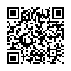 抽出一份古卷的青主摊开在手中查看二维码生成