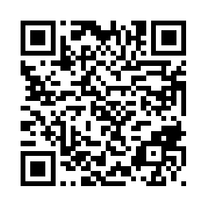 拍卖会的主持人是一名成熟而丰满二维码生成