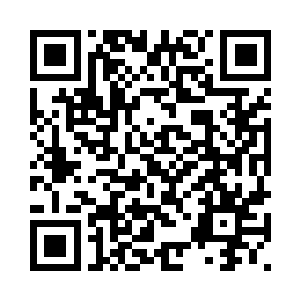 拳头上瞬间又亮起刺眼的绿色灵光二维码生成