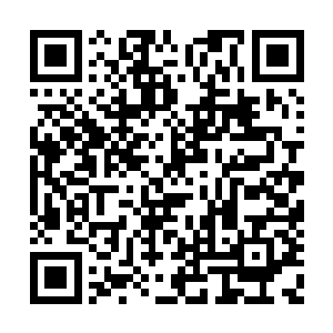 拳头修士那黑色的盔甲上突然出现了玄奥的符纹二维码生成