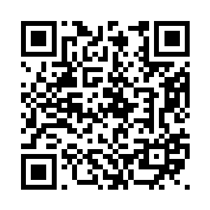 拿出换洗衣服去卧室外面的浴室洗澡二维码生成