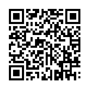 拿着各种武器的战士跃起站在周围的木栅栏上二维码生成