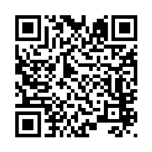 拿着木桶去村边的小小码头上取水二维码生成