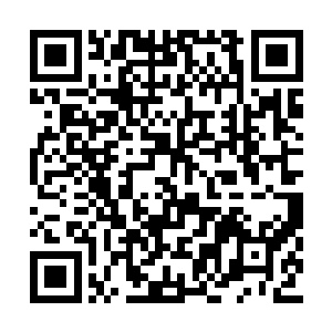 拿着球棒带着墨镜和帽子的男人突然抡圆了球棒二维码生成
